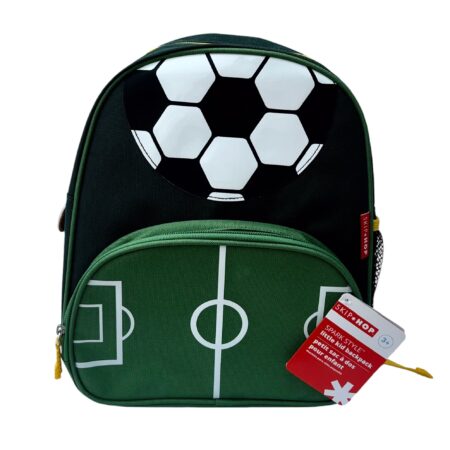 mochila contendo uma estampa de um campo e bola de futebol